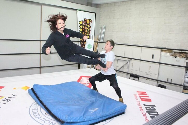 LiLiCo、挑発に激怒!ビンタ炸裂「お前の最初の女になってやる!」「本気でプロレスやってんだ!」