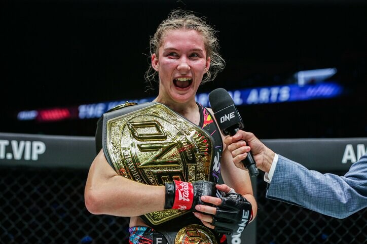 “笑いながら殴る女”こと長身美女ファイターに戦慄「恐ろしい18歳」「進撃の巨人」「女子版セーム・シュルト」ファンも放送席も騒然