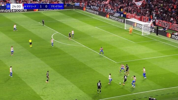 【写真・画像】爆竹の投げ入れ、燃え盛る発煙筒…伊東純也ら日本人８選手出場のダービーが大荒れ！サポーターの愚行で試合中断「やりすぎだろ」「水を差すな」SNS騒然　1枚目