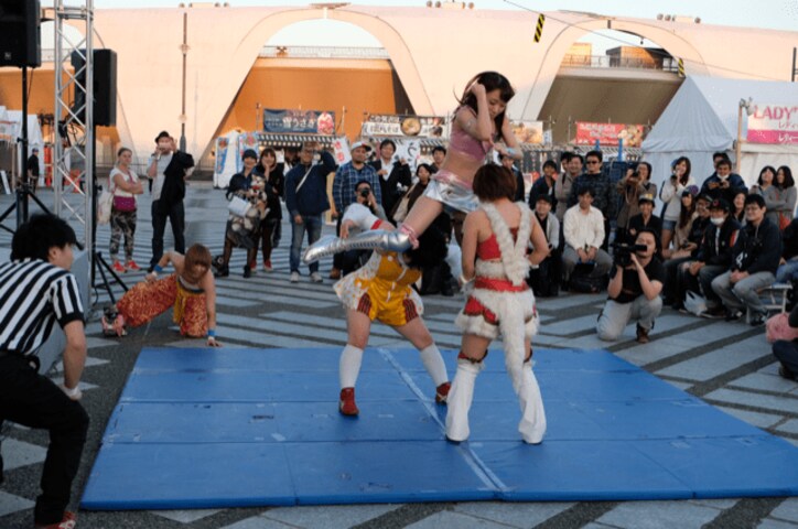 平日の屋外で尻出し、号泣...ちびっ子大喜び！DDT、今年も東京ラーメンショーで激闘