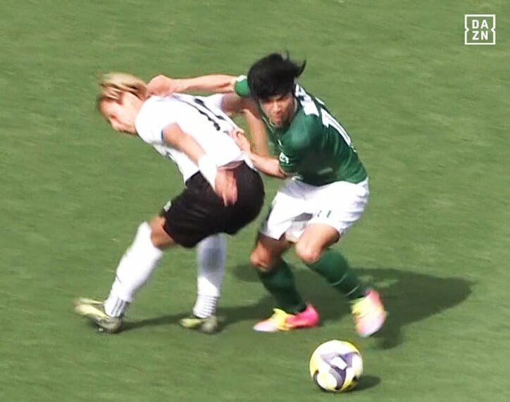 【写真・画像】Jリーグ審判団も吹き出す！芸人ジェラードンの“角刈り通り抜け”にサッカーファン大爆笑「シュールすぎるw」「なんでこんなに面白いの」　1枚目