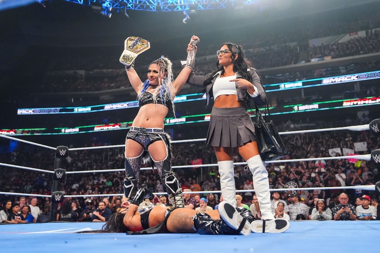 「いつも美しい」人気日本人女子レスラー、相棒の美人秘書と“舌ぺろ”ピースの2ショットに反響「最高のデュオ」