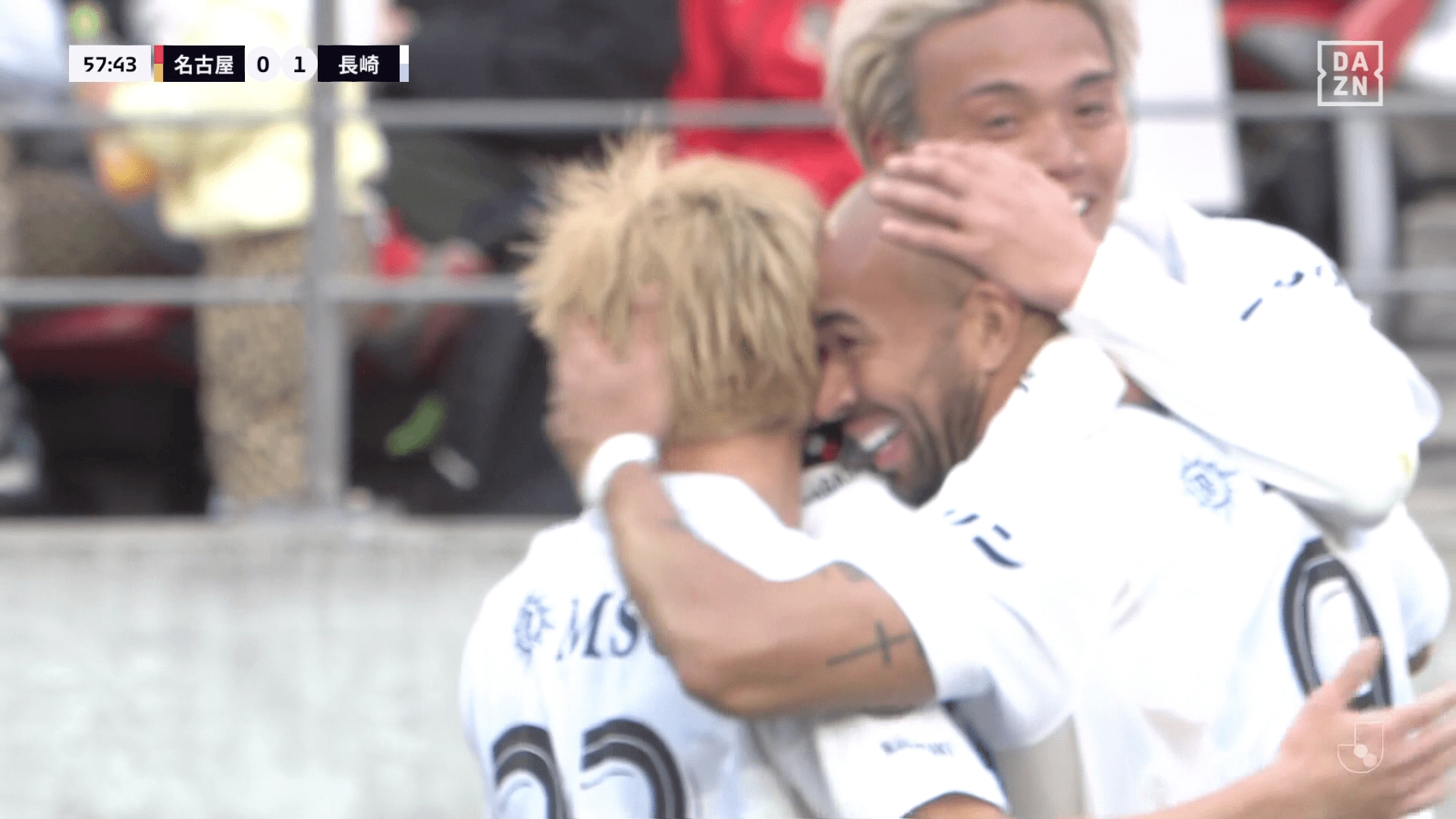 チームメイトに祝福されるチアゴ・サンタナ