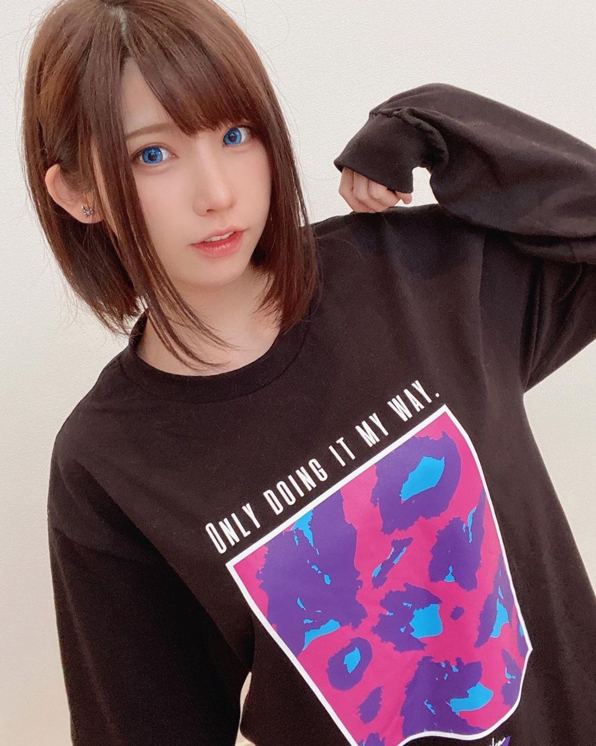 えなこの青い瞳に吸い込まれそう カラコン カジュアルの 目に目がいく 技ありコーデに反響 ニュース Abema Times