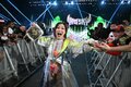 主役はやっぱりイヨ・スカイ？ 米マットで活躍する日本人女子レスラーが“俺だ俺だポーズ”でパシャリ