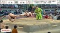 力士が土俵の反対側まで大ジャンプ 行司泣かせの驚異の跳躍力に「吹っ飛んだw」
