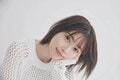 「咲希ちゃんイエロー可愛い」声優・礒部花凜が『セカイシンフォニー』衣装で魅せた“お花とのツーショット風”写真