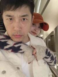 高橋愛、夫・あべこうじに抱きつく背後霊ショット公開「世界一かわいい」「微笑ましい」の声