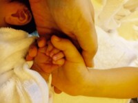 飯田香織、女児の出産を報告「息子にそっくり」