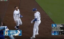 何やってんだ？ 大谷翔平が“謎の動き” 豪快アーチ後に喜びすぎて様子がおかしくなる「飛んでるな」