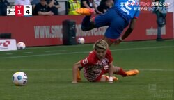 「ブルーロックやん！」堂安律の“ピンポイント完璧タックル”が炸裂した瞬間！ スタジアム大歓声で「これが日本の10番だ！」「レベチだ」「ナイス気合い」など称賛続々