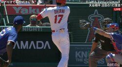 大谷翔平、思わず「オゥ！」抜けた変化球があわや右肩に 「肩危なかった」「こわいこわい」ファンも驚き