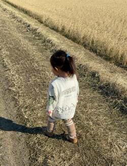 北斗晶、2歳の初孫・寿々ちゃんとの散歩でハプニング「慌てて、捕まえました」