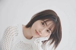 “咲希醬黃色超可愛”聲優・礒部花凜身穿《SEKAI SYMPHONY》服裝展現的“與花朵類合照”照片