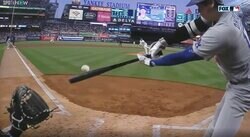 これは反則レベル！ 大谷翔平のスゴさをとらえた衝撃の瞬間　技あり流し打ちで見せた“芸術的な動き”が話題に「イチロー級だな」「軽く打ってるな」