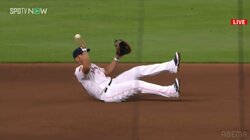 復帰して即活躍！強打のアブレイユが守備で魅せた ゴロリンキャッチ＆お座りスローに地元ファンも熱狂