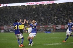 「スピード突破」伊東純也 vs「カットイン」堂安律　日本代表の右ウイング争いも激化！ 第2次森保Jのサッカーにハマるのは？