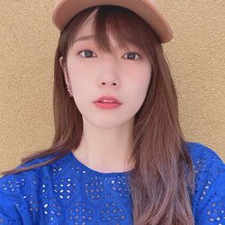 「大人っぽくて素敵！」「透明感がヤバイ」声優・内田真礼、ベージュ髪＆青ワンピの爽やかショットに注目集まる