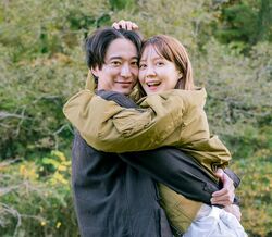 「最高ショット過ぎ」「素敵夫婦」浅香航大＆トリンドル玲奈の“ラブラブ”な抱擁ショットに反響