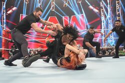 暴走女王レスラー、大男たちを衝撃KO！ 「大男たちが…」「犠牲者が…」放送席絶句