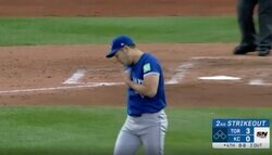 一体、何が起こった…！？ ブルージェイズ・菊池雄星の“指ペロペロ”がヤバすぎると話題に　見逃し三振を奪った豪速球にファン騒然 「無双状態だな」「最多勝狙える」