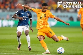 囲まれながらズドン！ オランダ代表MFのゴールが超豪快！ 逆足で突き刺した強烈弾