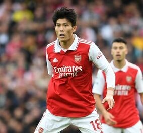 ５日に24歳となった冨安健洋、チェルシーとのダービーはベンチ外に。３日前のELでハムストリングを負傷