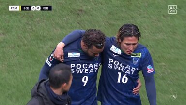 「辛いな」J2徳島主将、大一番で無念の負傷交代に号泣「悔しいだろうな」相手選手と激しい接触→足首を捻って立ち上がれず「もらい泣きしそう」