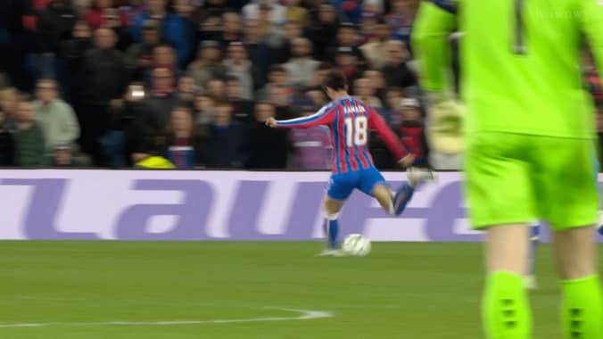 「良いボール！」鎌田大地の“完璧クロス”に解説も絶叫！「スピード、角度、タイミングすべて最高」の絶品アシスト 4枚目