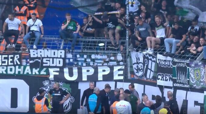 スタジアム騒然！浅野、板倉の出場試合で「場外バトル」勃発　サポーターが試合前から盛り上がりすぎて警備員とアクシデント発生→キックオフできない事態に 1枚目