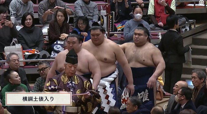 大の里の左脇に高橋克実