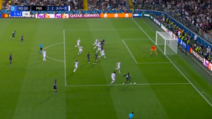 驚愕！ PSGエースの“神ムーブ→弾丸クロス”「あんな人数がいたのに…」「アクションとキックの質が高い」名物解説者も舌を巻いた一部始終 3枚目