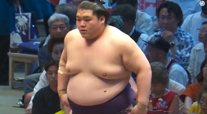 「すごい席ですね」大相撲、著名人が“特等席”で…「今日は一段と若々しく美しい」素敵な“孝行”にファン感嘆 4枚目