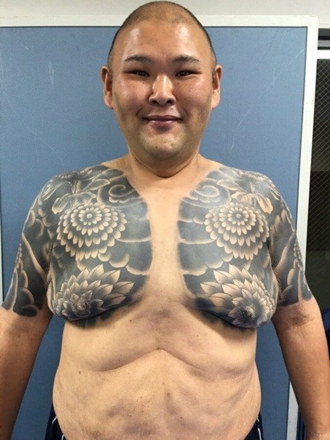 安田大HIRO、両肩の“刺青”ショット公開「綺麗に入れてくれました」 1枚目