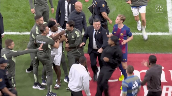 「傲慢かつ無作法」ヴィニシウスvsヤマルの“狂気の舌戦＆突撃”を現地メディア糾弾！「マドリードとバルサの厄介者」「最悪の前例」クラシコ後に一触即発 3枚目