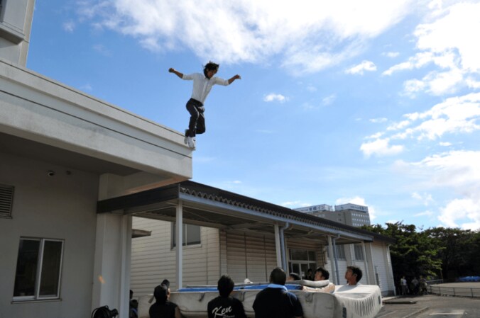『僕やり』窪田正孝、“命綱なし”屋上飛び降りシーンの裏側を初公開「色んな角度から何度も何度も…」 3枚目