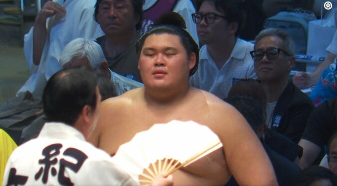 「表情出すぎじゃ?」横綱・大の里、“ホッと”安堵の2勝目 実況指摘も「人間味があって良いね」好意的なファンの反応も 5枚目
