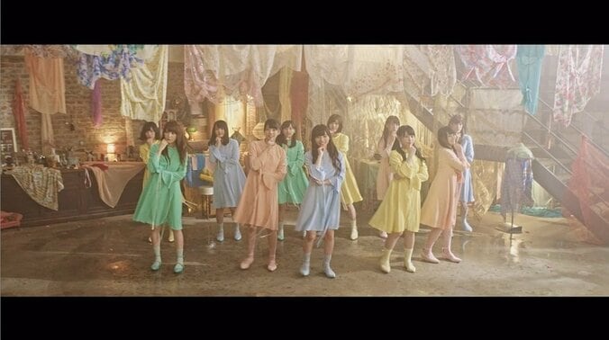 けやき坂46、カラフルな衣装で新曲「それでも歩いてる」MVを美しく彩る 4枚目