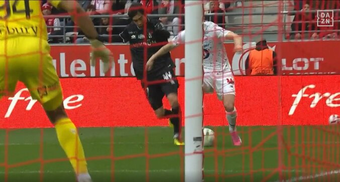 【映像】伊東純也、相手を執拗に追い回し膝ブロックを決めた瞬間