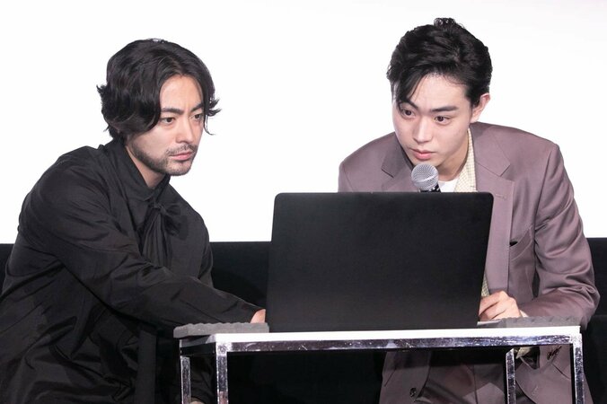 山田孝之&菅田将暉、ファンサービス満点の舞台挨拶　ファンと一緒に客席で主演ドラマをサプライズ鑑賞 2枚目