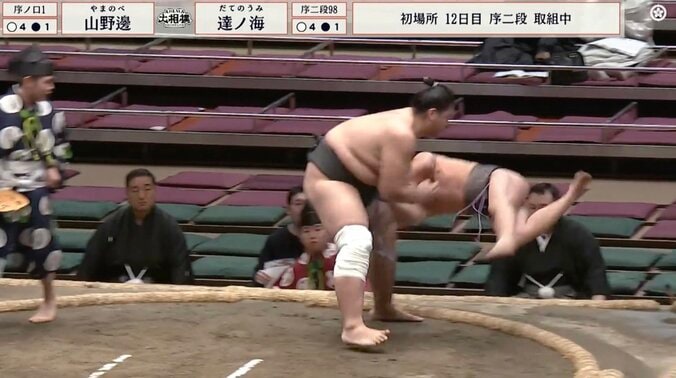 「ぶん投げられた！」若手力士の取組で衝撃結末