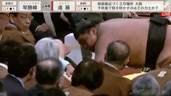 【写真・画像】だ、大丈夫か？ “強烈すぎる被弾の光景”に館内騒然 衝撃ワンシーンに「こんな競技ない」名物実況もヒヤリ　1枚目
