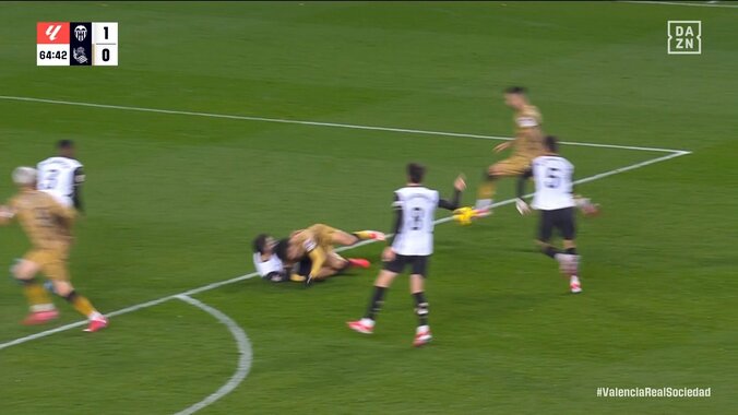 【映像】久保建英、カニばさみタックルを喰らった瞬間