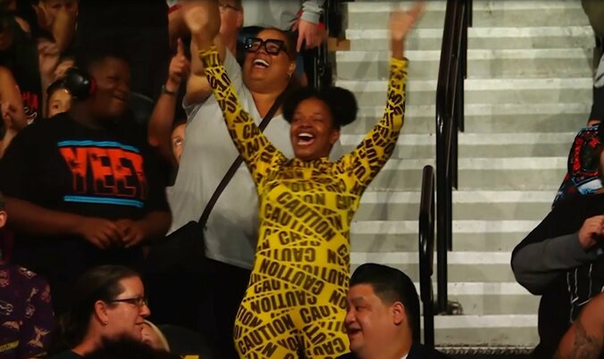 ド派手な全身「CAUTION」コスプレ