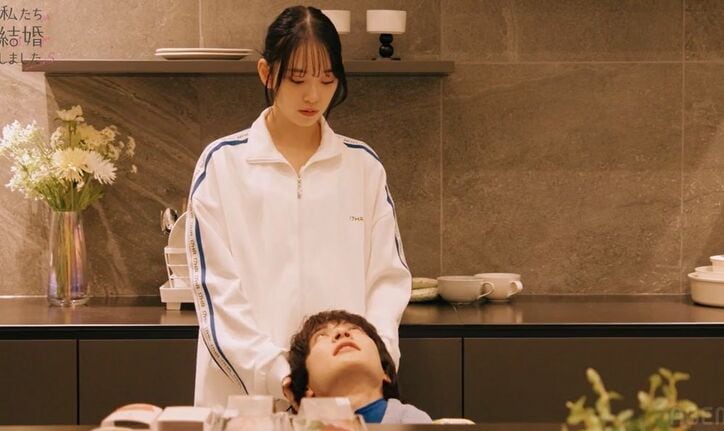 芸能人夫婦が夜のキッチンで大胆スキンシップ！夫の髪をわしゃわしゃなで…視聴者驚き