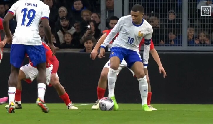 【写真・画像】「イカれてる！」フランス代表FWの“特殊な変態ドリブル”にネット騒然！ ドイツ代表DFを連続でチンチンにした一部始終「両利きはリズムが掴めない」「異次元だわ」　1枚目
