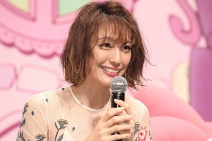 木下優樹菜、お洒落な全身“赤コーデ”が「カズレーザーみたい」と話題に