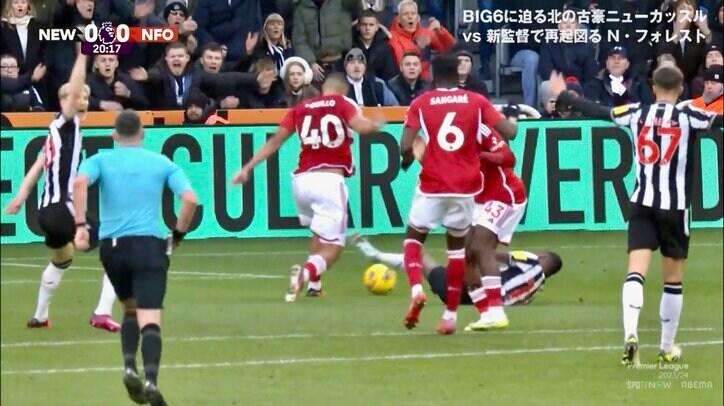 【写真・画像】「足かけてるな」「シミュレーション？」PK巡る微妙判定に賛否噴出！ 際どすぎてVARも迷った？ スタジアム騒然の転倒シーンが物議　1枚目