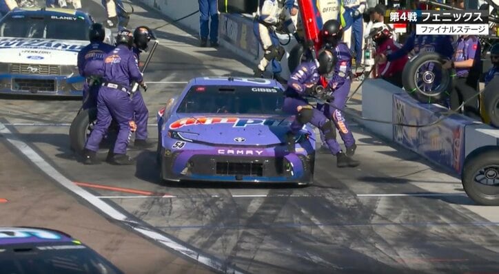 【写真・画像】他人のピットで「増し締め」 レース中に繰り広げられた驚きの光景に「しぶしぶやってる笑」「やってくれるのが面白い」衝撃広がる 　1枚目
