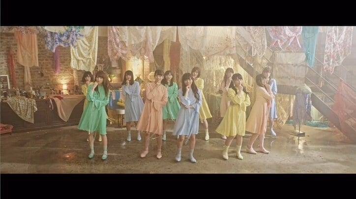 けやき坂46、カラフルな衣装で新曲「それでも歩いてる」MVを美しく彩る